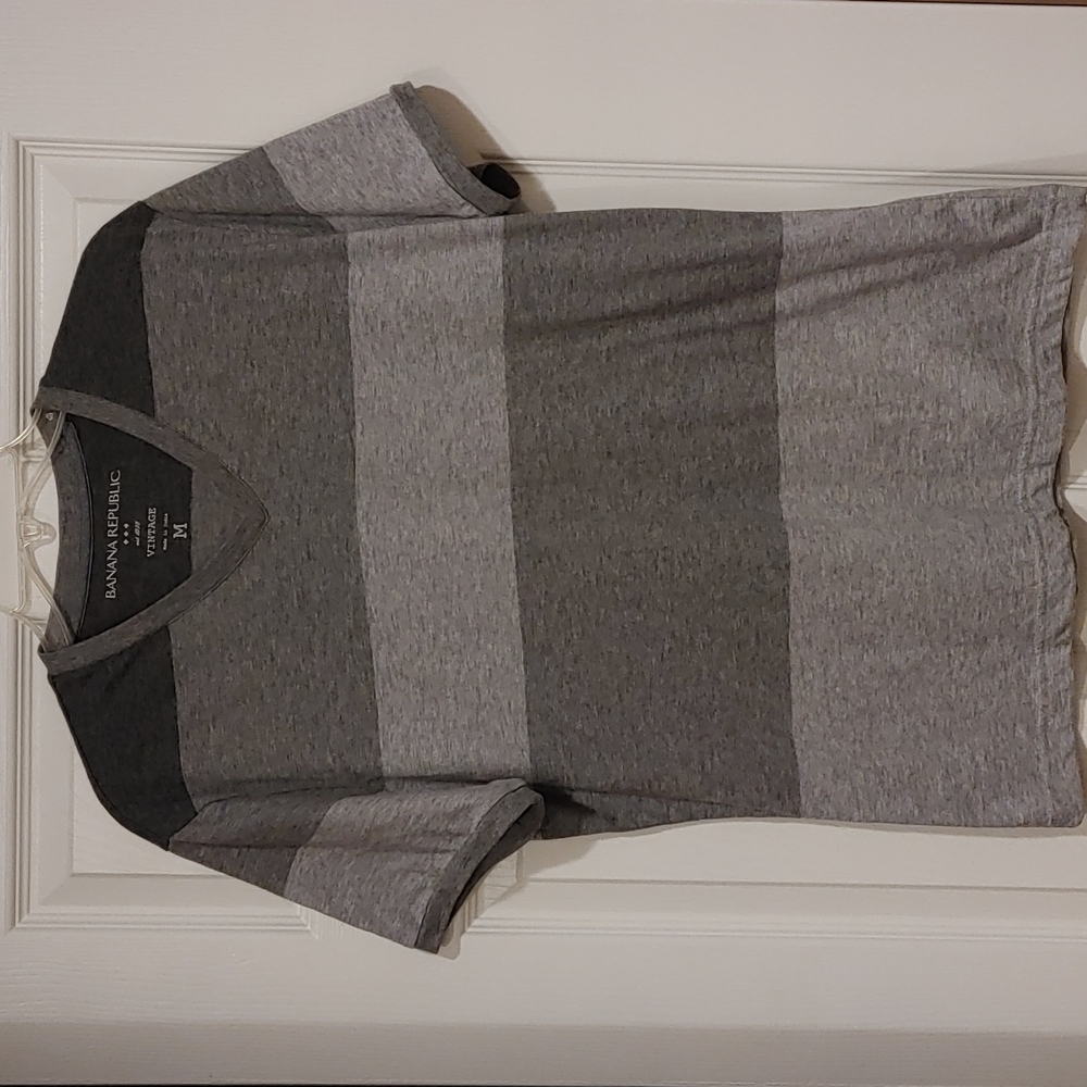 BANANA REPUBLIC SIZE M GREY STRIPED T SHIRT